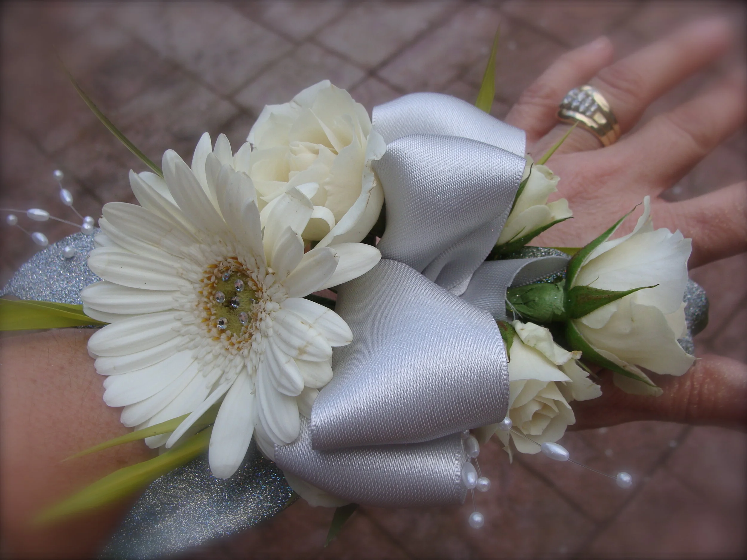 Daisy 2024 wrist corsage
